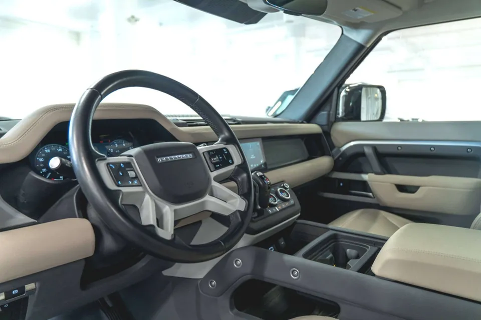 Land Rover Defender 2023 photo 2