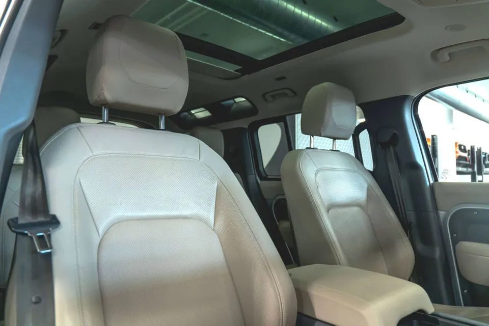 Land Rover Defender 2023 photo 3