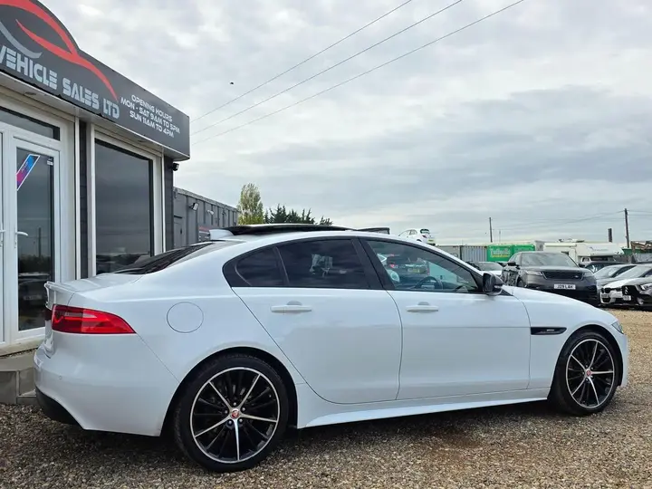 Jaguar Xe 2018 photo 5
