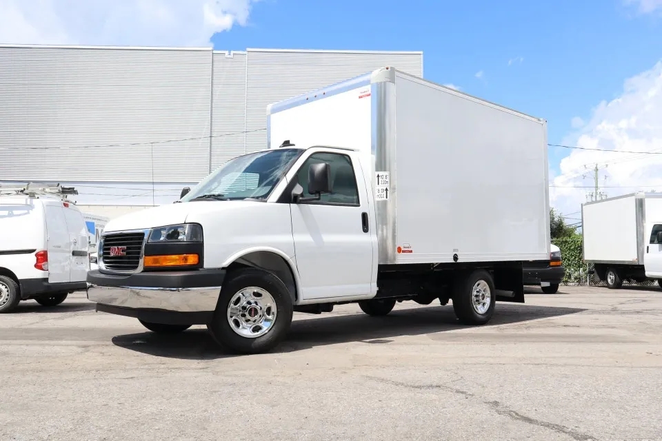 GMC Savana 2025 photo 2