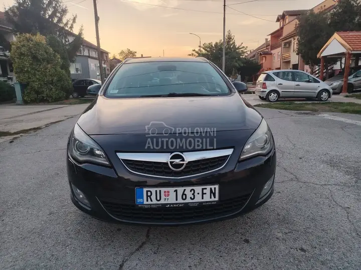 Opel Astra J 2012 photo 3
