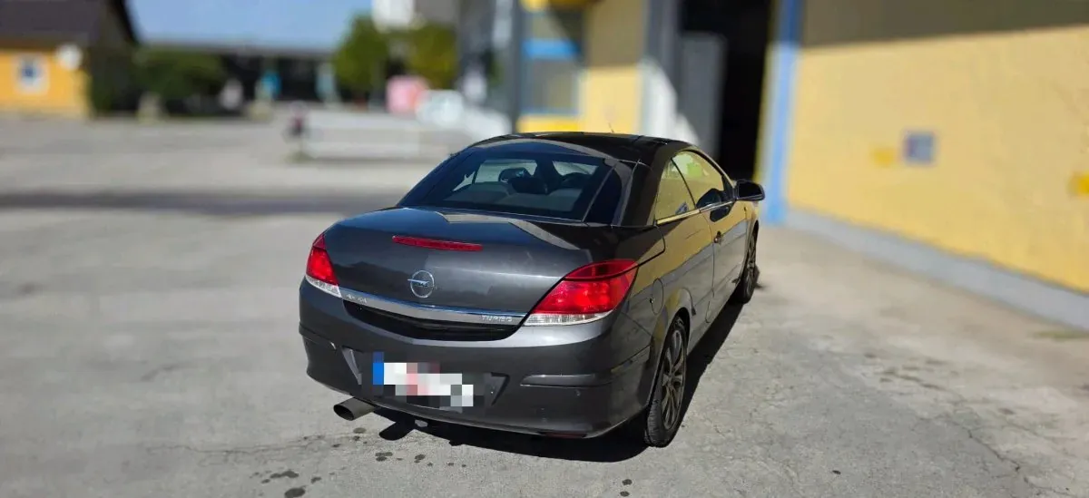 Opel Astra 2010 photo 2