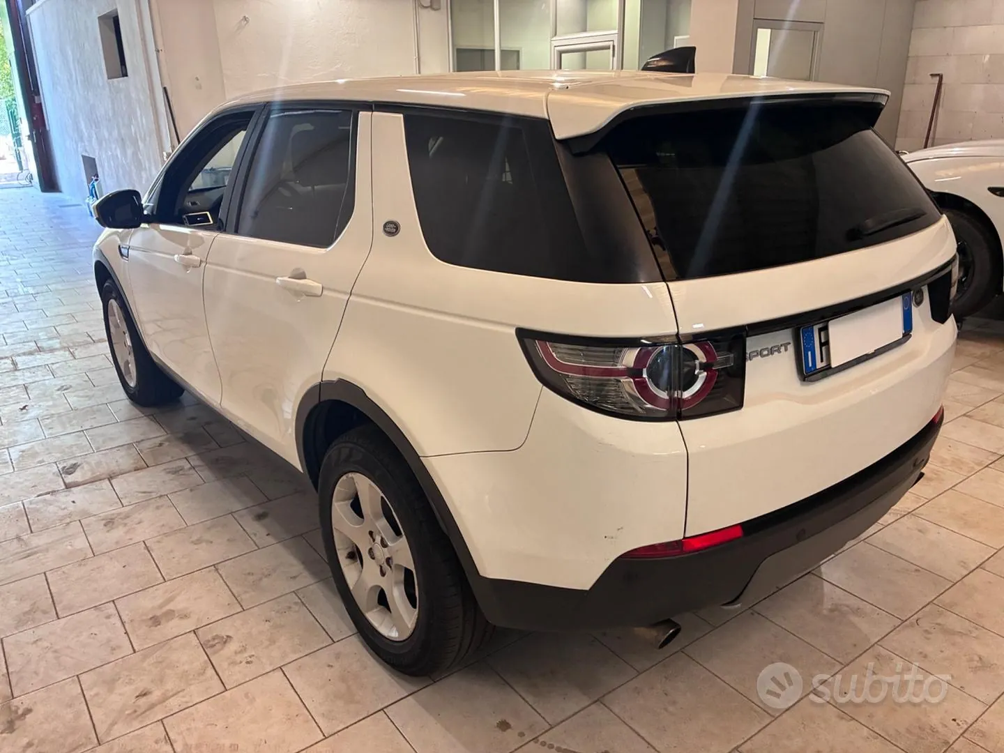 Land Rover Discovery Sport 2017 photo 4