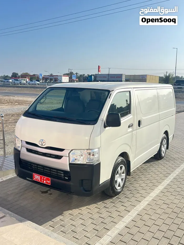 Toyota Hiace 2022 photo 2