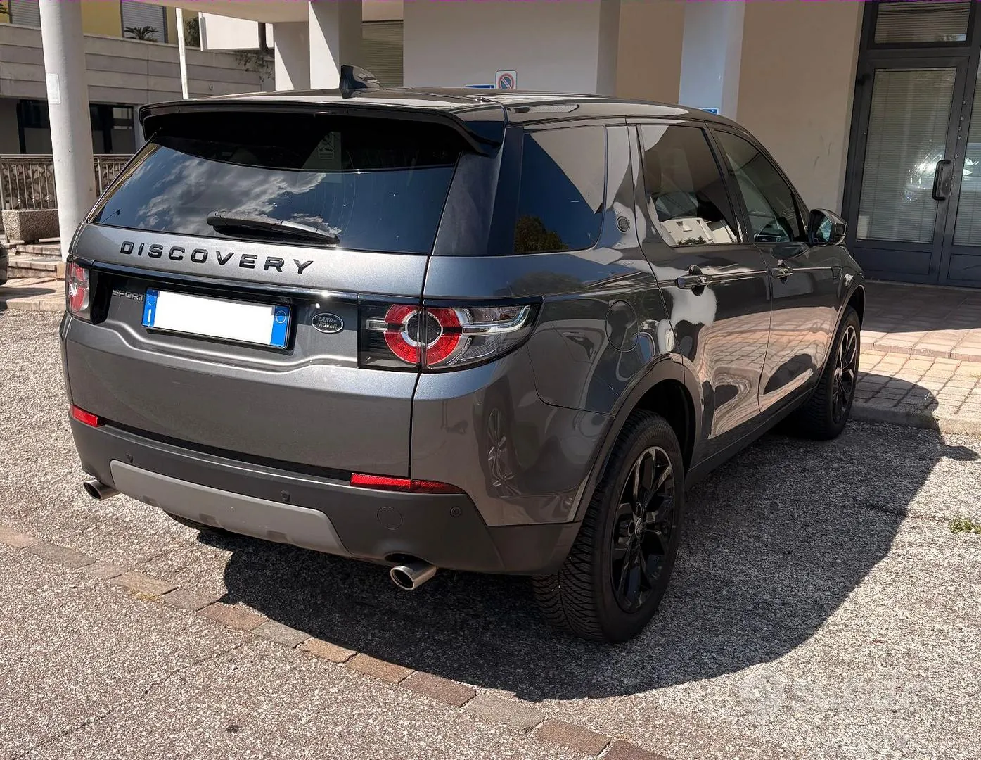 Land Rover Discovery Sport 2018 photo 2