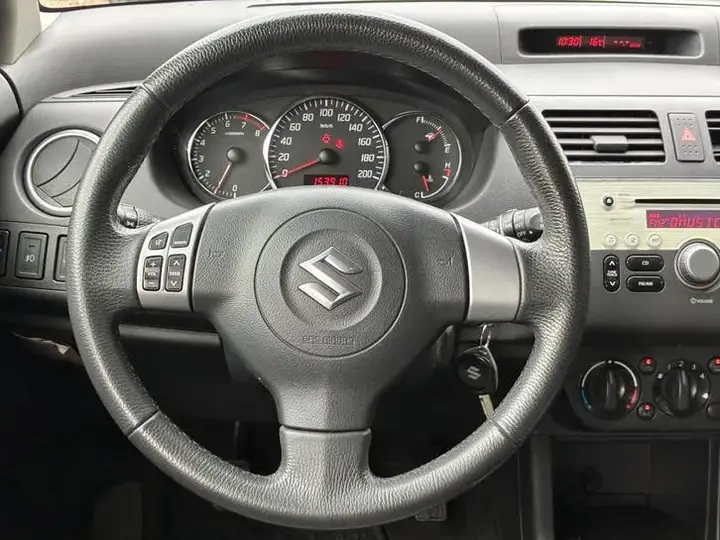 Suzuki Swift 2010 photo 2