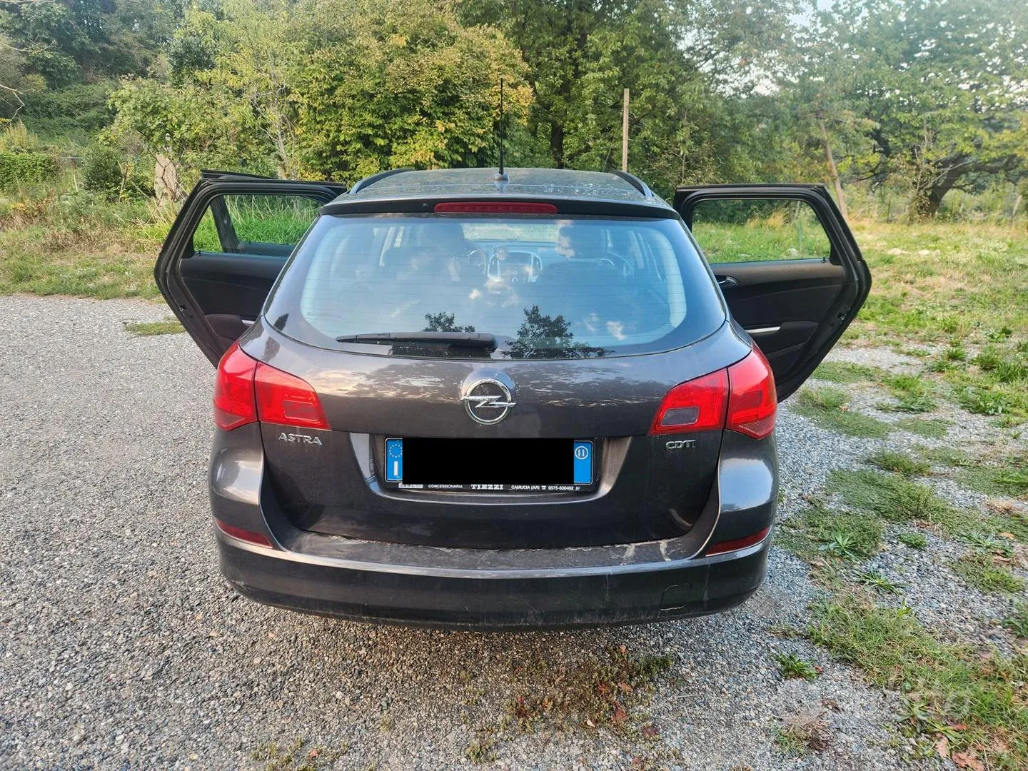Opel Astra 2011 photo 2