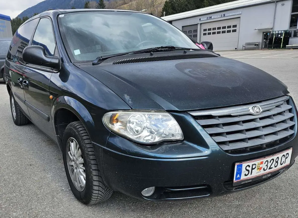 Chrysler Voyager 2005 photo 2