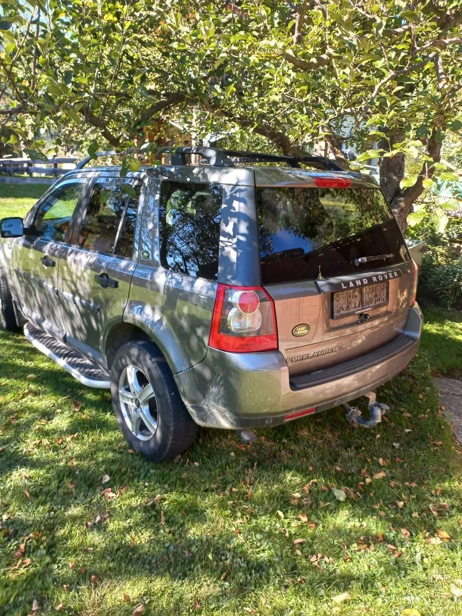 Land Rover Freelander 2010 photo 2
