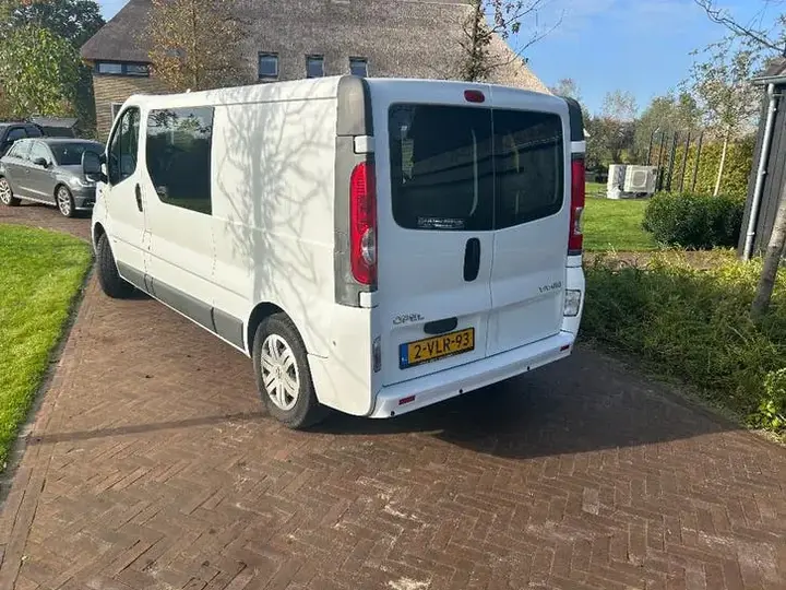 Opel Vivaro 2011 photo 3