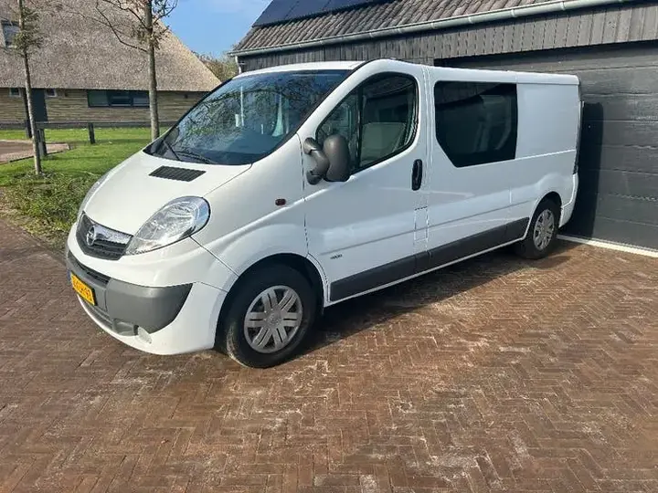 Opel Vivaro 2011 photo 2