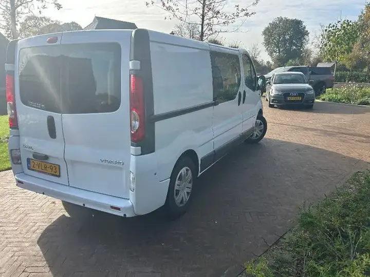 Opel Vivaro 2011 photo 4