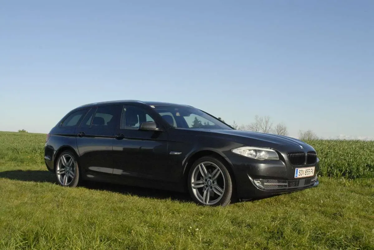 BMW 5 Series 2011 photo 2