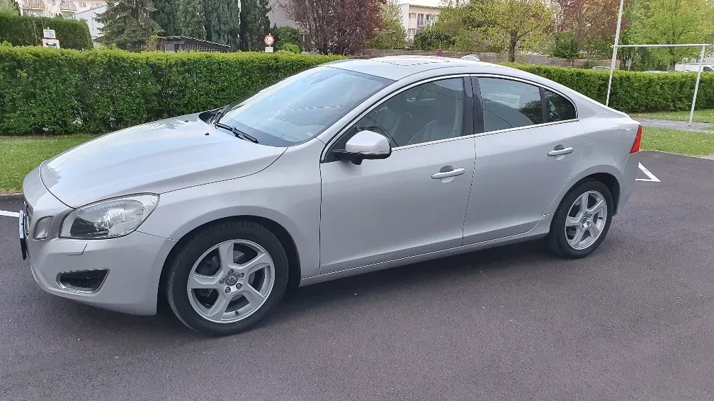 Volvo S60 2010 photo 2