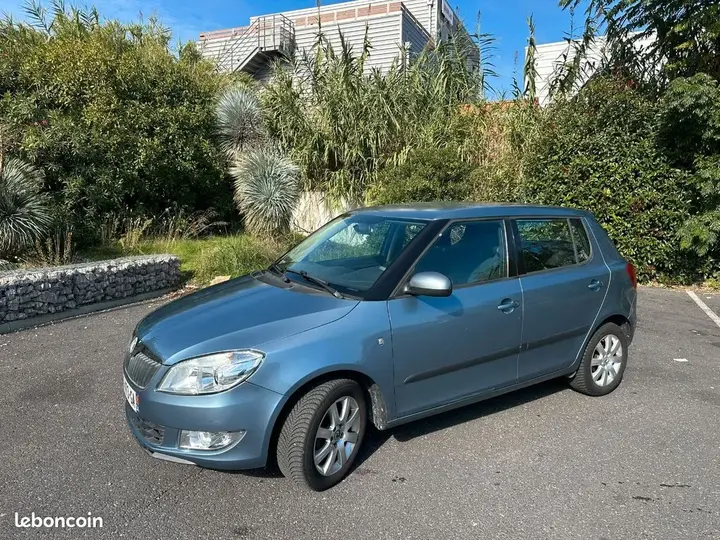 Skoda Fabia 2011 photo 2