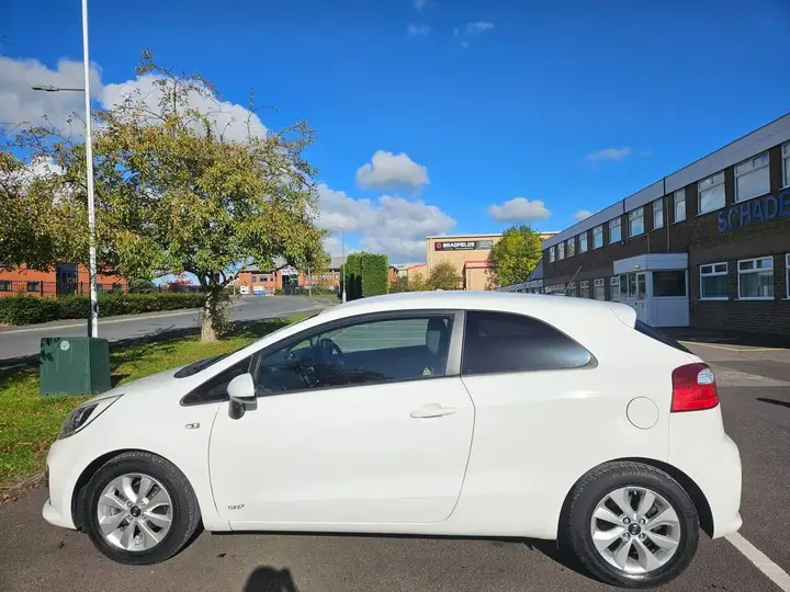 Kia Rio 2015 photo 5