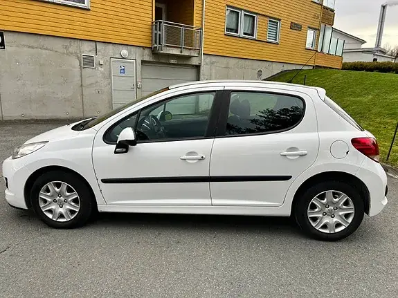 Peugeot 207 2011 photo 2
