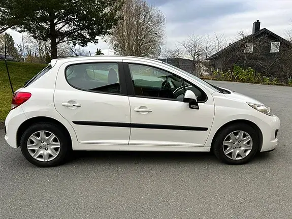 Peugeot 207 2011 photo 3