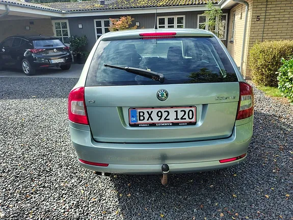 Skoda Octavia 2010 photo 2