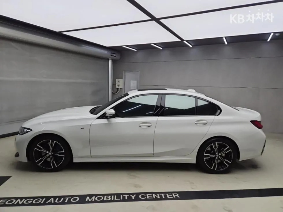 BMW 3 Series 2023 photo 4