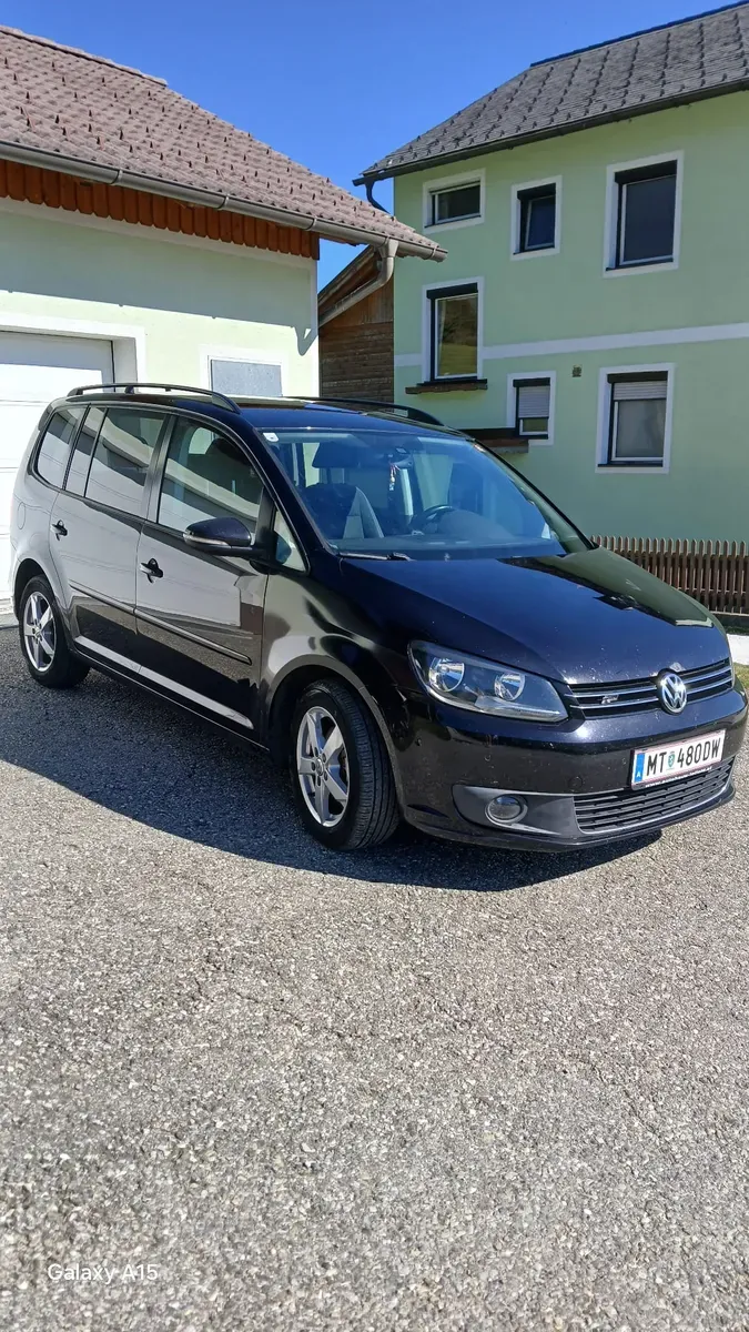 Volkswagen Touran 2011 photo 2