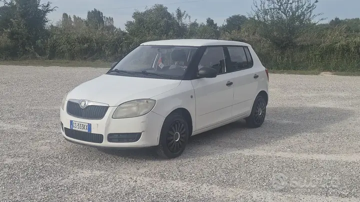 Skoda Fabia 2009 photo 2