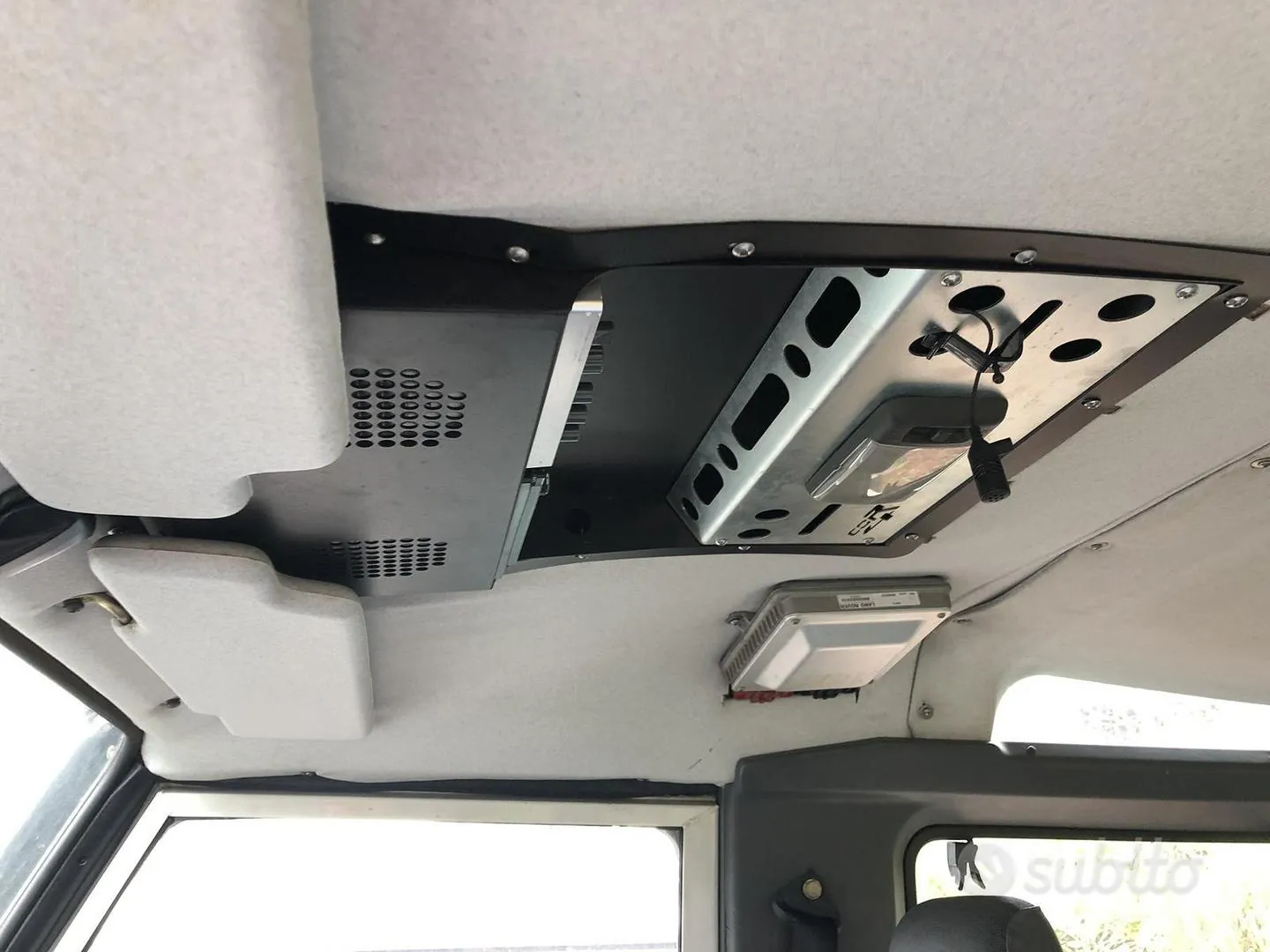 Land Rover Defender 2001 photo 4