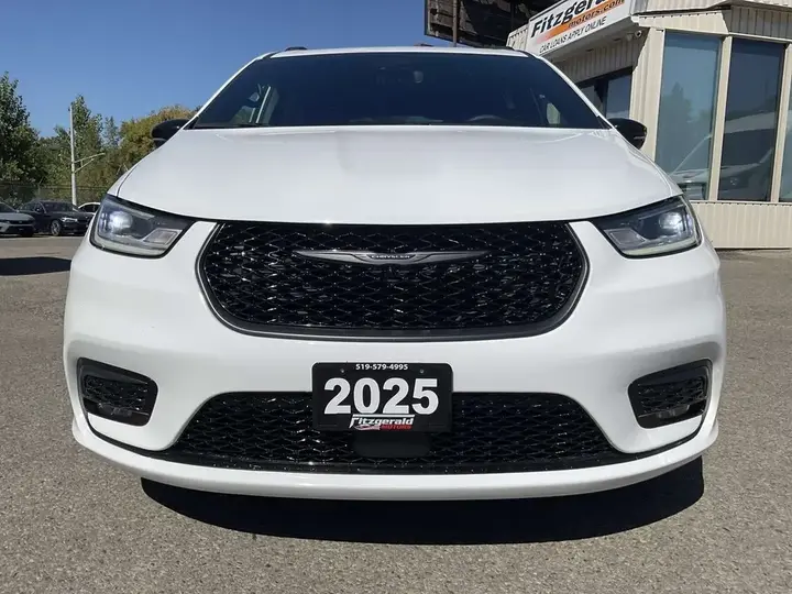 Chrysler Pacifica 2025 photo 2
