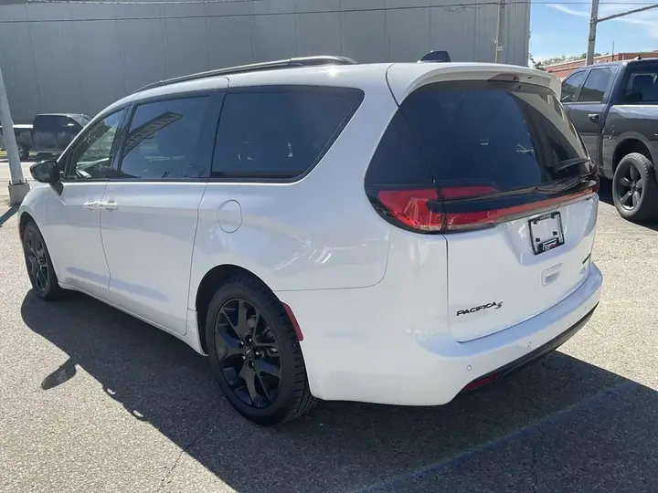 Chrysler Pacifica 2025 photo 5