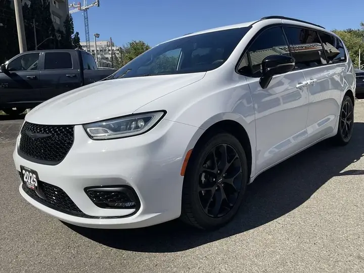 Chrysler Pacifica 2025 photo 3