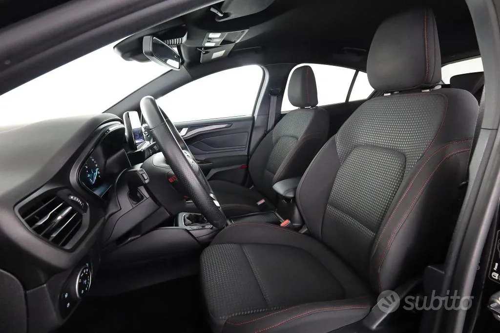 Ford Focus 2022 photo 2