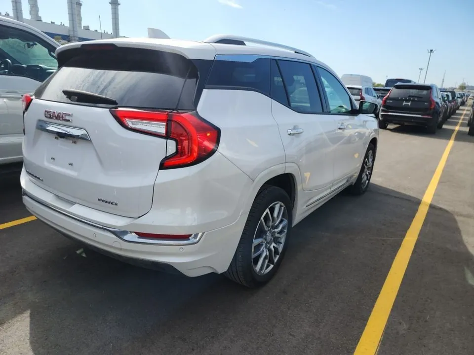 GMC Terrain 2024 photo 2