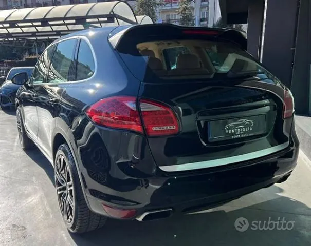 Porsche Cayenne 2011 photo 2
