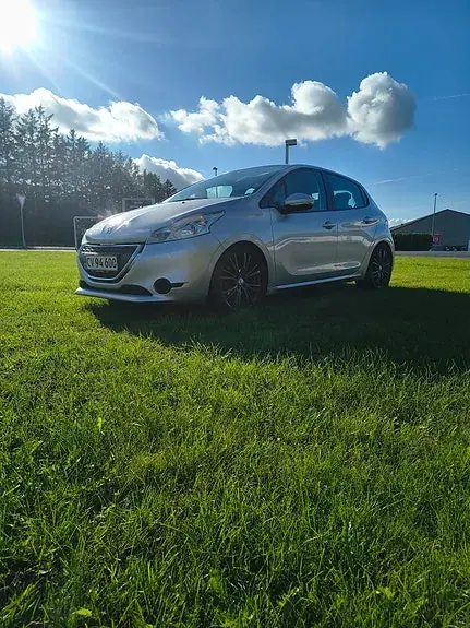 Peugeot 208 2015 photo 2