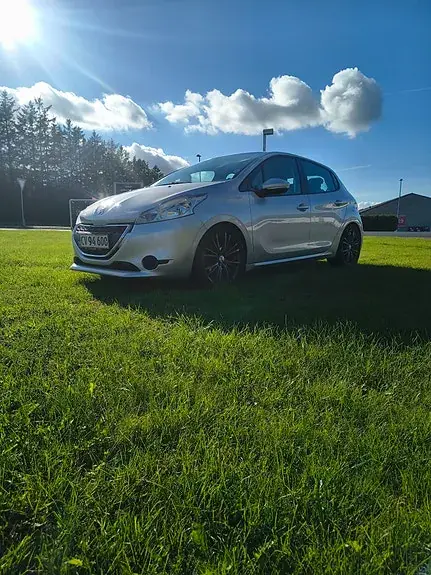 Peugeot 208 2015 photo 3