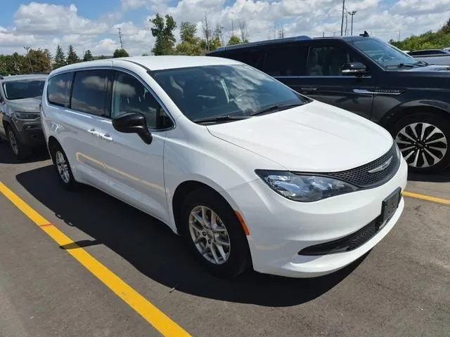 Chrysler Grand Caravan 2024 photo 2