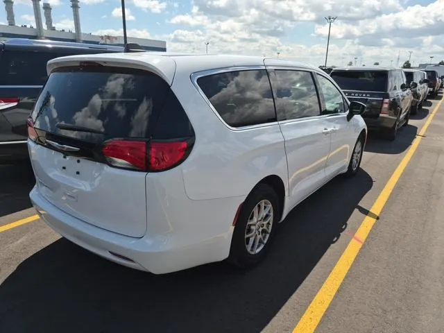 Chrysler Grand Caravan 2024 photo 3