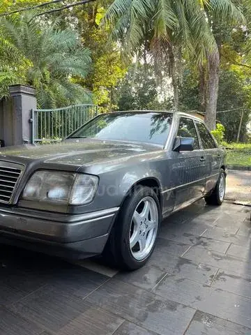 Mercedes-Benz 230E