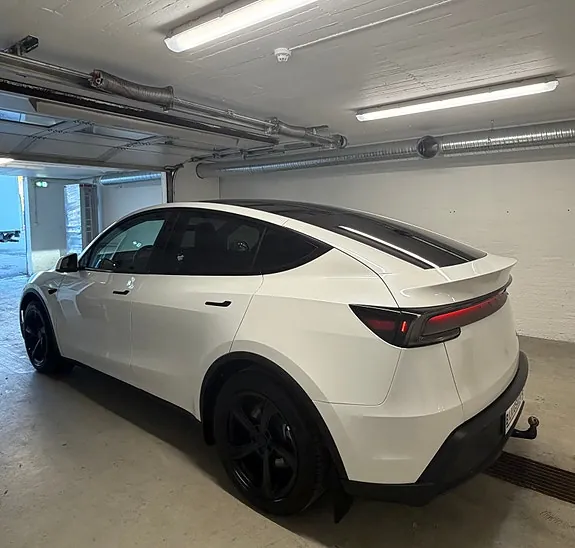 Tesla Model Y 2025 photo 3
