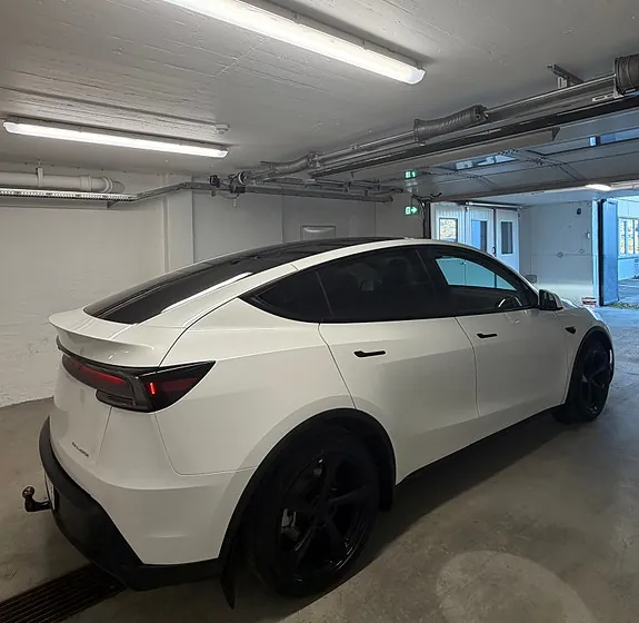 Tesla Model Y 2025 photo 5