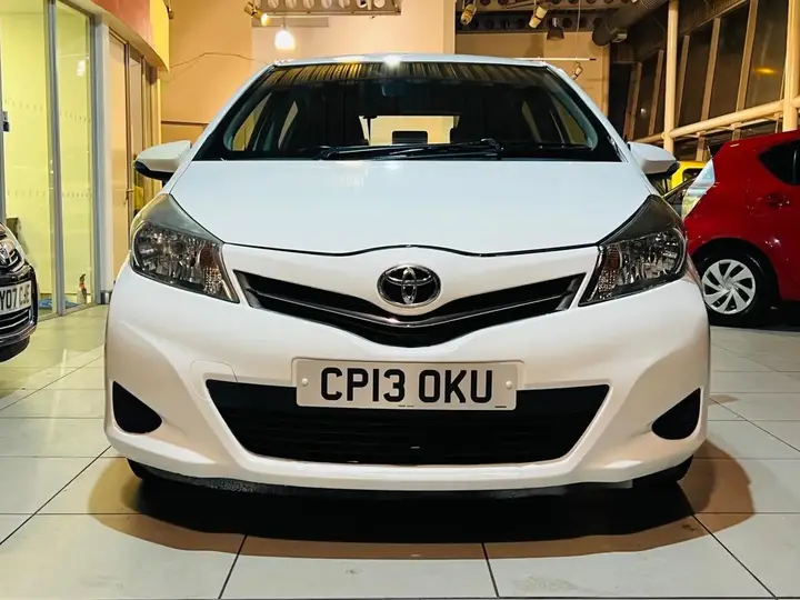 Toyota Yaris 2013 photo 3