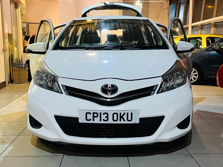 Toyota Yaris 2013 photo 4