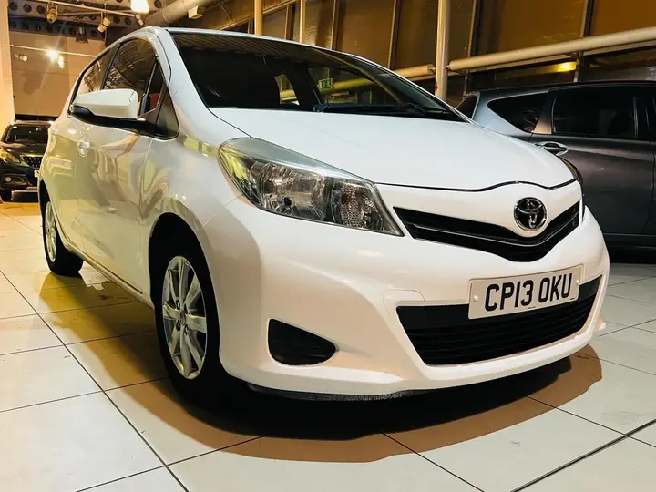 Toyota Yaris 2013 photo 2