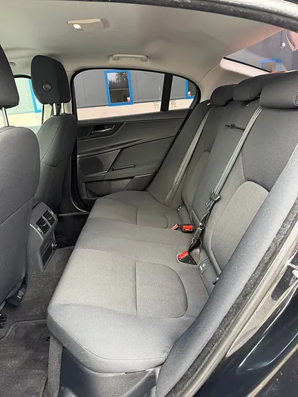 Jaguar Xe 2016 photo 4