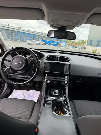 Jaguar Xe 2016 photo 3