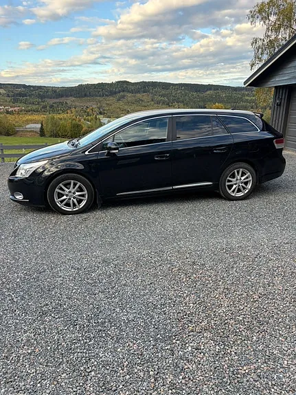 Toyota Avensis 2011 photo 2