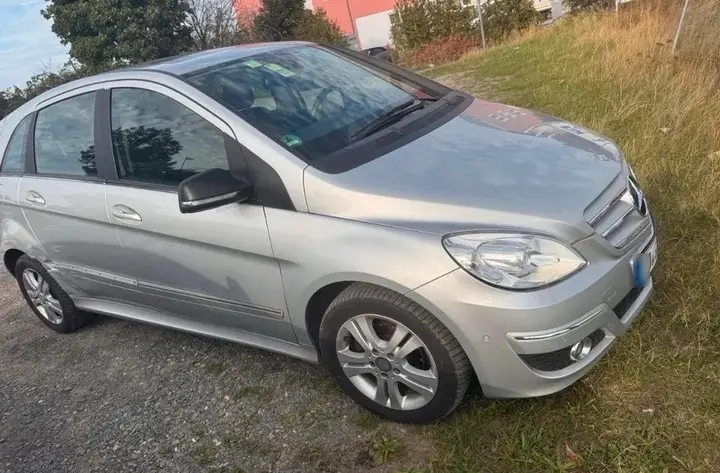 Mercedes-Benz B180