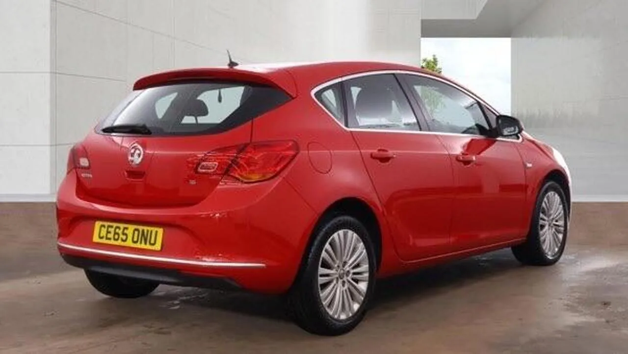 Vauxhall Astra 2015 photo 2
