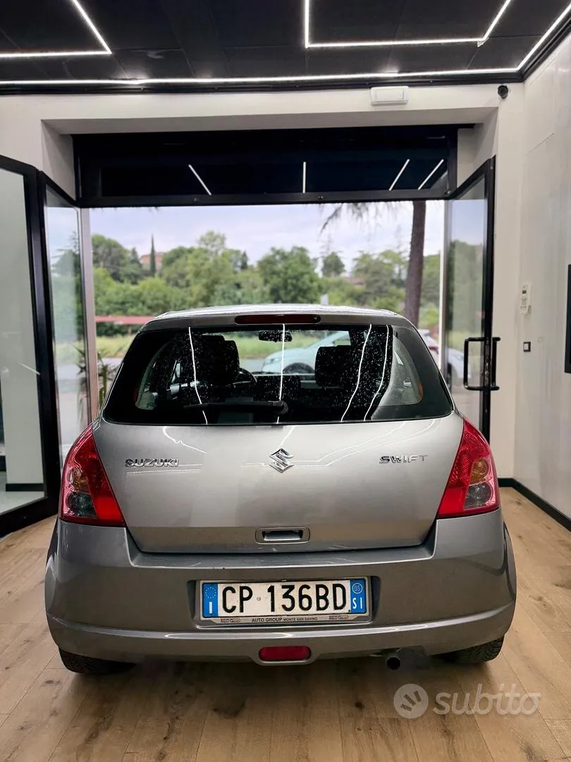 Suzuki Swift 2005 photo 4