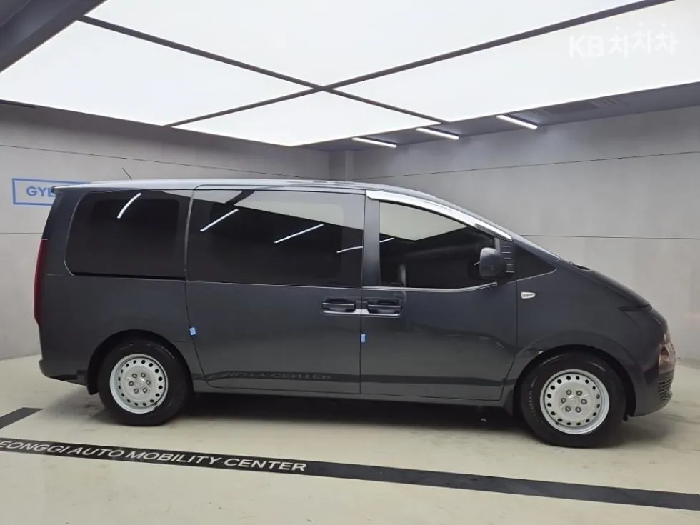 Hyundai Staria 2023 photo 2